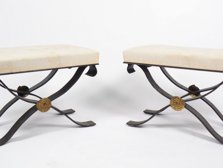 Paire de tabourets "curules" de style Art déco, piétement en fer forgé