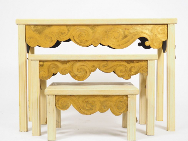 Suite de trois tables gigognes de style Art déco en bois peint. Dim. :