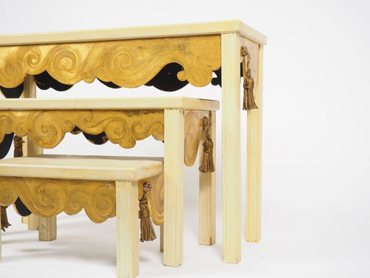 Suite de trois tables gigognes de style Art déco en bois peint. Dim. :