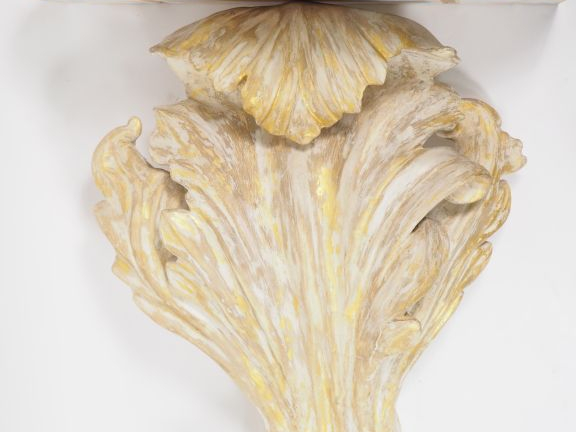 Console en bois polychrome et stuc, piétement en forme de grande feuil