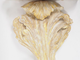 Vente aux enchères Console en bois polychrome et stuc, piétement en forme de grande feuil