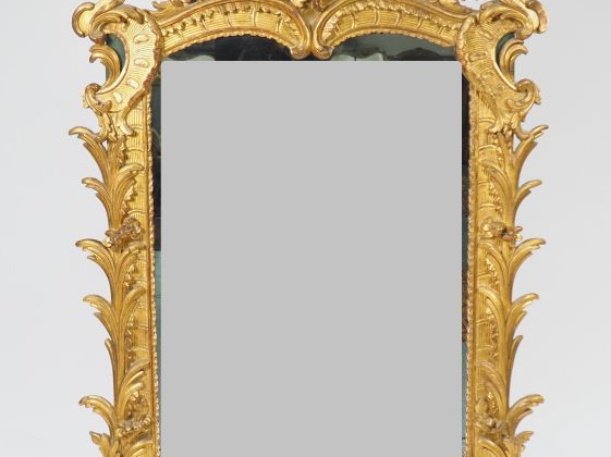 Glace de cheminée Louis XV en bois sculpté, doré et ajouré, à décor de