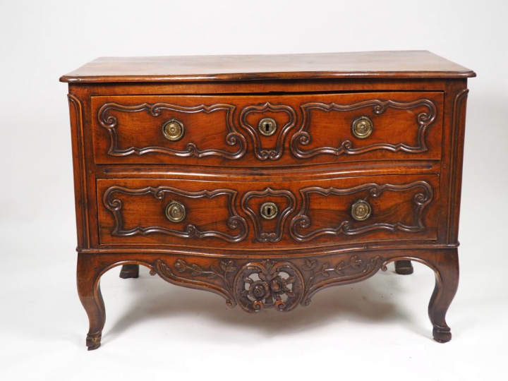 Commode Louis XV en noyer mouluré et sculpté, ouvrant à deux tiroirs, 