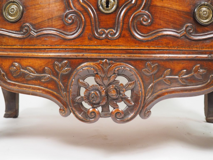 Commode Louis XV en noyer mouluré et sculpté, ouvrant à deux tiroirs, 
