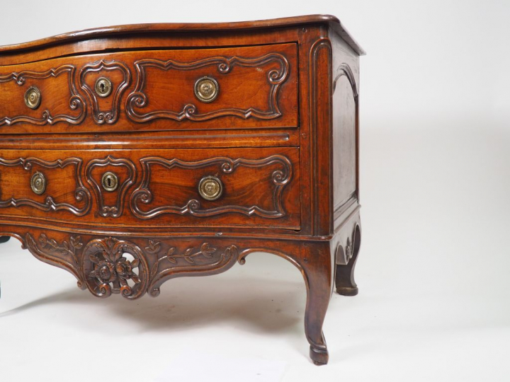 Commode Louis XV en noyer mouluré et sculpté, ouvrant à deux tiroirs, 