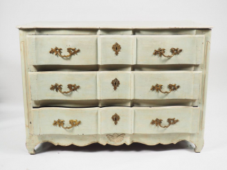 Vente aux enchères 	Commode Louis XIV en bois relaqué céladon, façade à arbalète, ouvrant