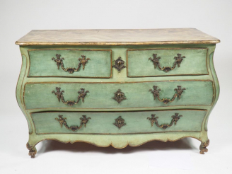 Vente aux enchères 	Commode tombeau Louis XV en bois relaqué vert ouvrant à quatre tiroir