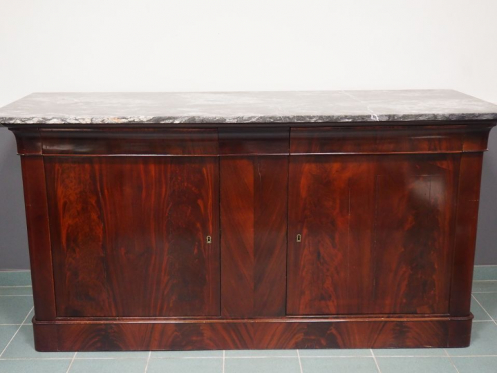 Enfilade Louis Philippe en acajou et placage d'acajou, ouvrant à deux 