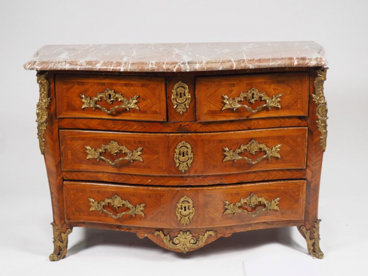 Commode Régence en placage de bois de violette ouvrant à quatre tiroir