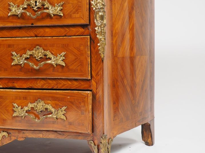 Commode Régence en placage de bois de violette ouvrant à quatre tiroir
