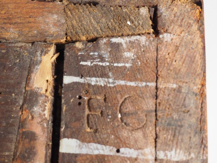 Commode Régence en placage de bois de violette ouvrant à quatre tiroir