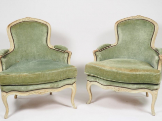 Vente aux enchères 	Paire de bergères Louis XV en bois mouluré et sculpté, relaqué blanc.