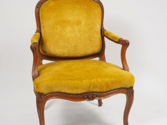 Vente aux enchères Fauteuil à dos plat Louis XV en bois naturel, mouluré et sculpté, à dé