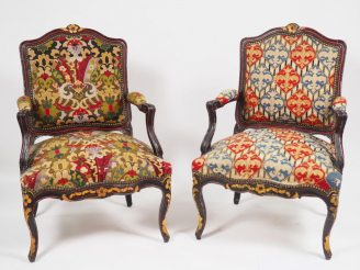 Vente aux enchères Paire de fauteuils à dos plat Louis XV en bois noirci doré et orné d'u