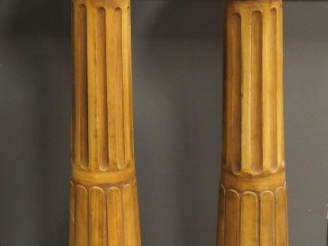 Vente aux enchères Paire de sellettes en terre cuite patiné en forme de colonne cannelé. 