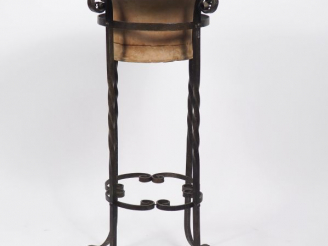 Vente aux enchères Jardinière en terre cuite et fer forgé.  H. : 111 cm.