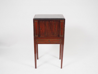 Vente aux enchères 	Chevet Directoire en acajou, dessus marbre gris.