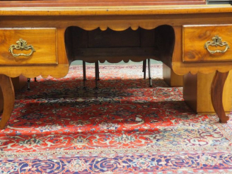 Vente aux enchères Maie lorraine transformée en bureau Louis XV, ouvrant à deux tiroirs. 