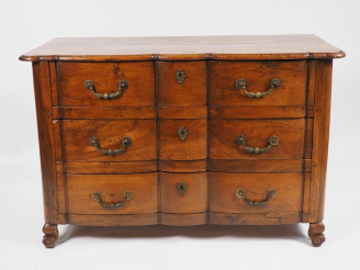 Vente aux enchères 	Commode Louis XIV rustique en noyer, ouvrant à trois tiroirs sur troi