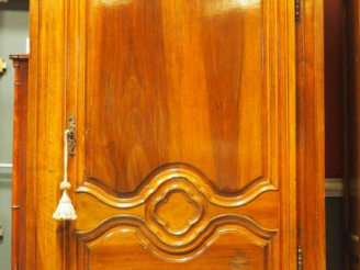 Vente aux enchères Bonnetière de style Louis XIV en noyer mouluré, ouvrant à une porte