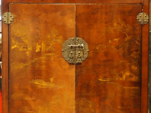 Armoire en laque, à décor de paysages lacustres animés, ouvrant à quat