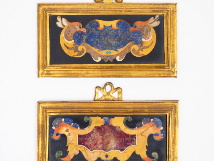 Paire de plaques en marqueterie de marbre polychrome avec inscriptions