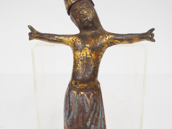 Christ d’applique en cuivre champlevé, émaillé et doré, émail bleu.  E