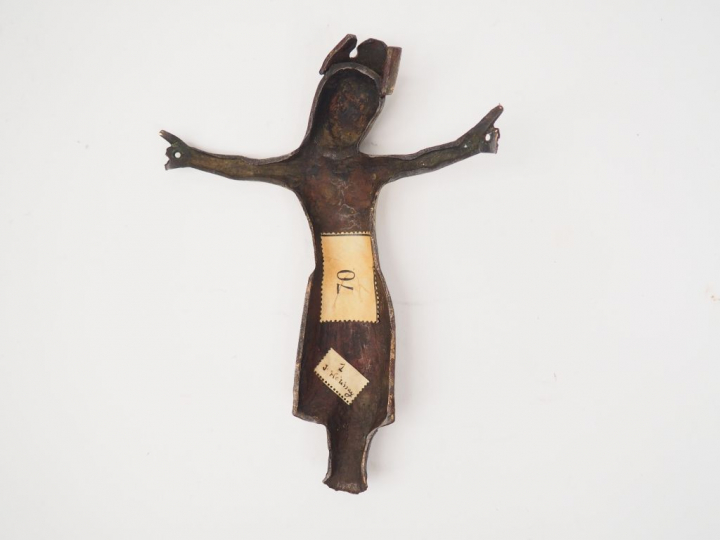 Christ d’applique en cuivre champlevé, émaillé et doré, émail bleu.  E