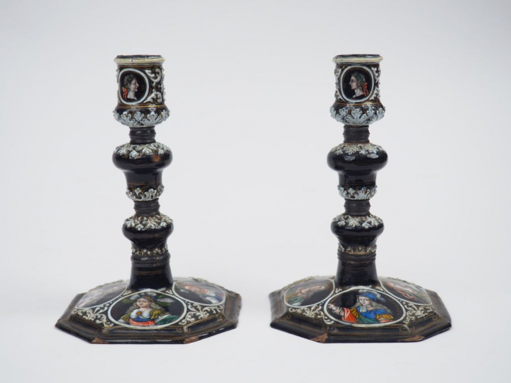 	Rare paire de bougeoirs en émail peint polychrome avec rehauts d’or. 