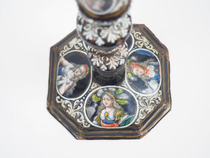 	Rare paire de bougeoirs en émail peint polychrome avec rehauts d’or. 