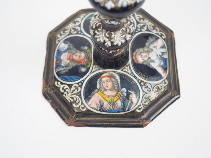 	Rare paire de bougeoirs en émail peint polychrome avec rehauts d’or. 