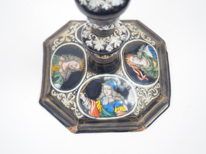 	Rare paire de bougeoirs en émail peint polychrome avec rehauts d’or. 