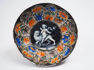 Vente aux enchères 	Petite coupe en émail peint polychrome, à décor d’un amour chevauchan