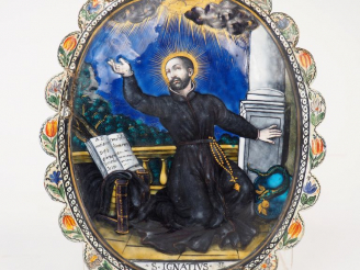 Vente aux enchères Plaque de forme ovale en émail peint polychrome avec rehauts d’or repr