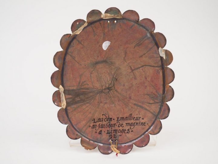 Plaque de forme ovale en émail peint polychrome avec rehauts d’or repr