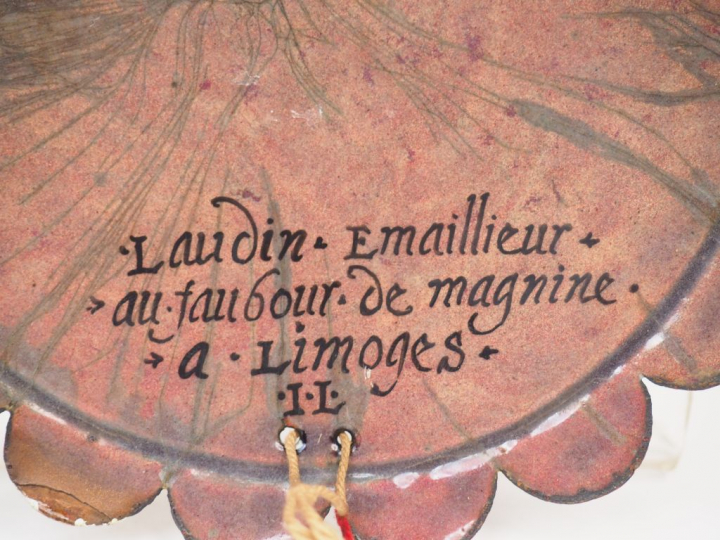 Plaque de forme ovale en émail peint polychrome avec rehauts d’or repr