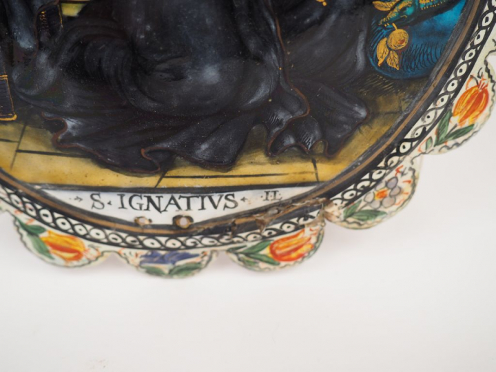 Plaque de forme ovale en émail peint polychrome avec rehauts d’or repr