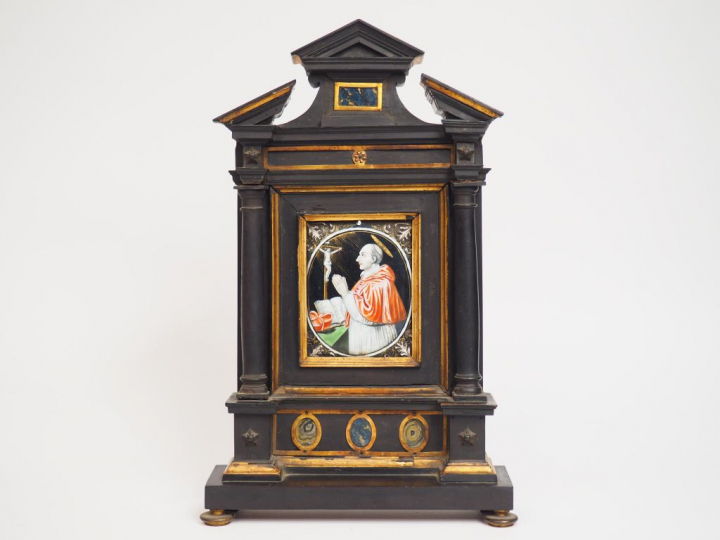 Retable en bois noirci et doré avec plaque en émail peint polychrome r