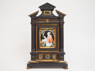 Vente aux enchères Retable en bois noirci et doré avec plaque en émail peint polychrome r