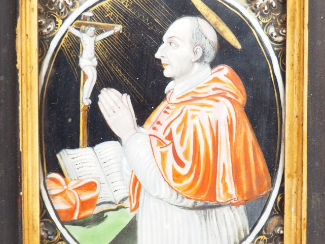 Retable en bois noirci et doré avec plaque en émail peint polychrome r