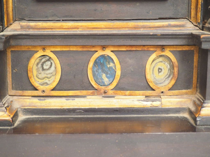 Retable en bois noirci et doré avec plaque en émail peint polychrome r