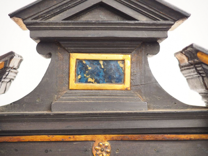 Retable en bois noirci et doré avec plaque en émail peint polychrome r