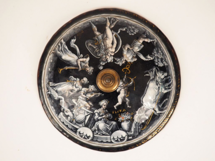 	Couvercle de coupe en émail peint en grisaille avec rehauts de rose p