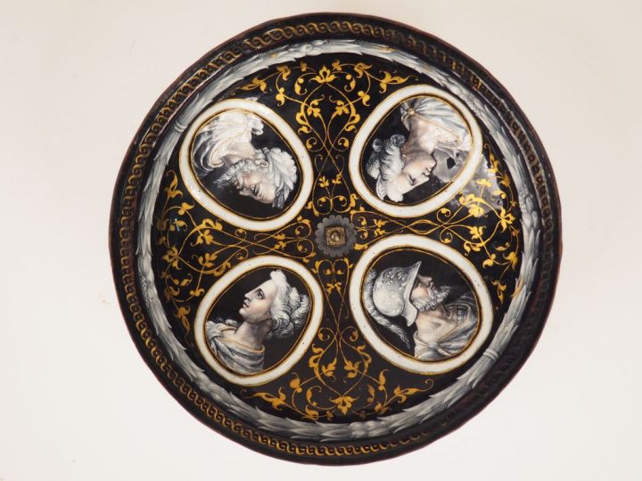 	Couvercle de coupe en émail peint en grisaille avec rehauts de rose p