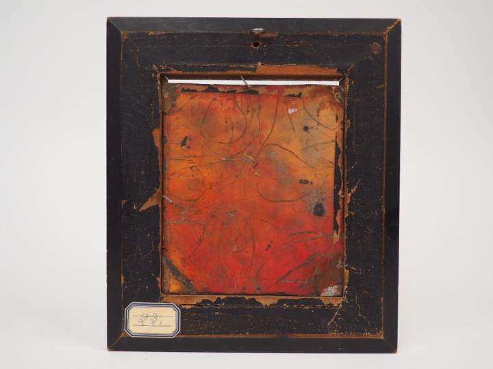 	Plaque en émail peint polychrome avec rehauts d’or représentant le Co