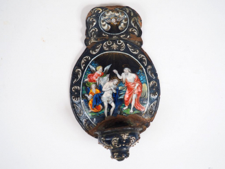 Vente aux enchères 	Bénitier en émail peint polychrome avec rehauts d’or représentant le 
