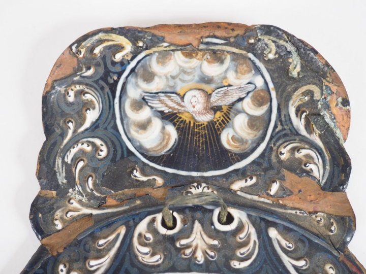 	Bénitier en émail peint polychrome avec rehauts d’or représentant le 