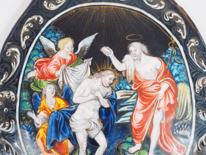 	Bénitier en émail peint polychrome avec rehauts d’or représentant le 