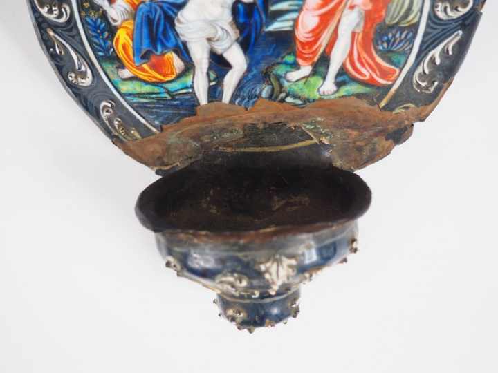 	Bénitier en émail peint polychrome avec rehauts d’or représentant le 