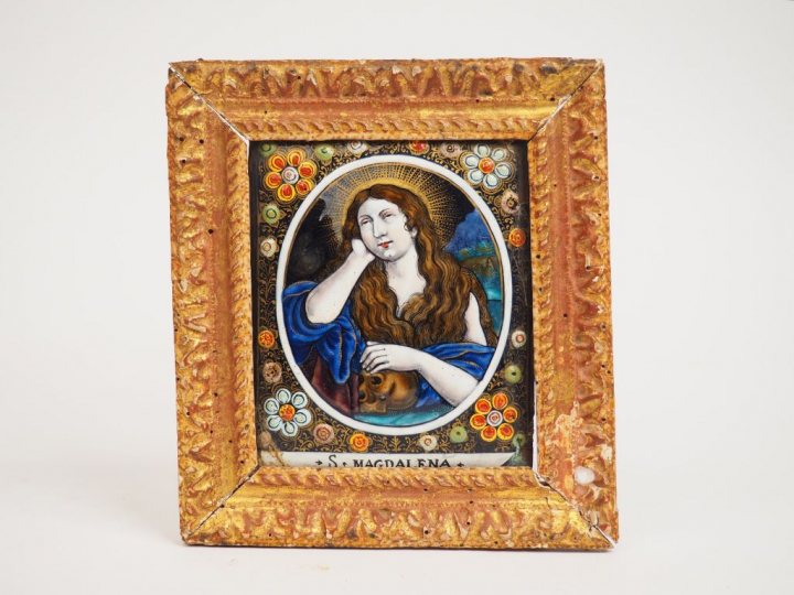 Plaque en émail peint polychrome avec rehauts de d’or représentant dan